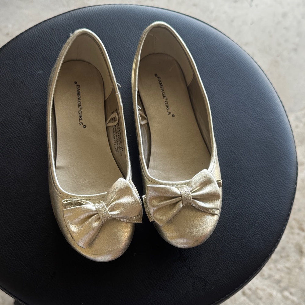 Rampage Girls' Gold Bow Dress Shoes
